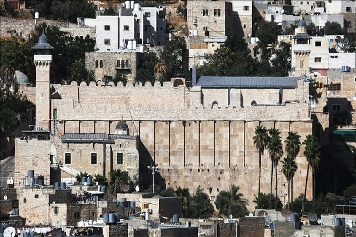 Palestinians Praying at Ibrahimi Mosque Attacked by Israeli Settlers