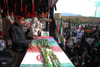 تشییع پیکر مطهر ۱۲ شهید جنگ رمضان در شیراز