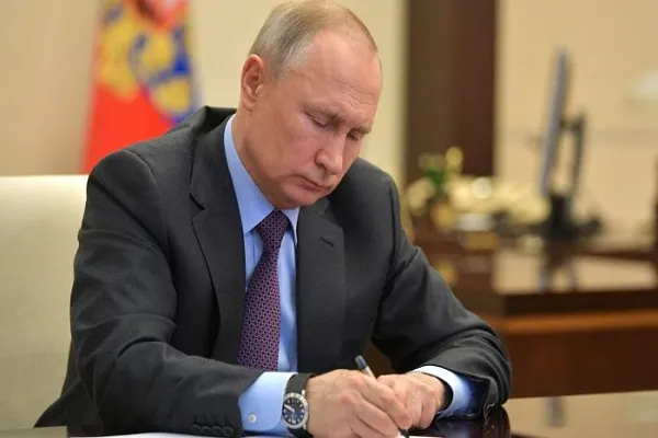 Путин подписал закон о переаттестации духовенства