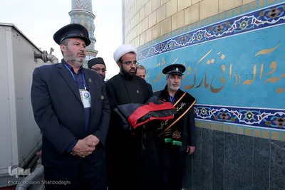 تعویض پرچم گنبد حرم مطهر کریمه اهل بیت در آغاز ماه محرم‎