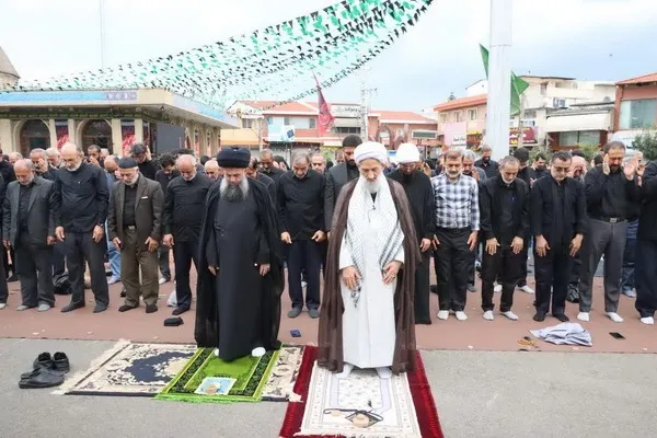 نماز ظهر عاشورا در امامزاده یحیی(ع) ساری