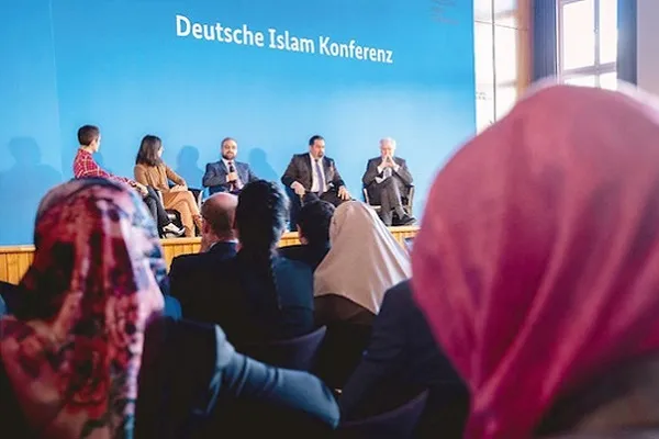 İslam Konferansı'nda domuz eti ikramı