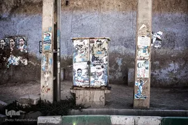 چسباندن غیر مجاز پوسترهای انتخاباتی بر روی کیوسک برق و اموال دولتی
