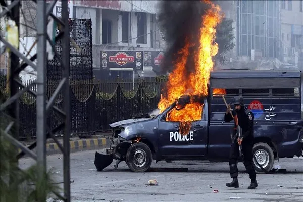 Pakistan'da polise saldırı: 3 ölü