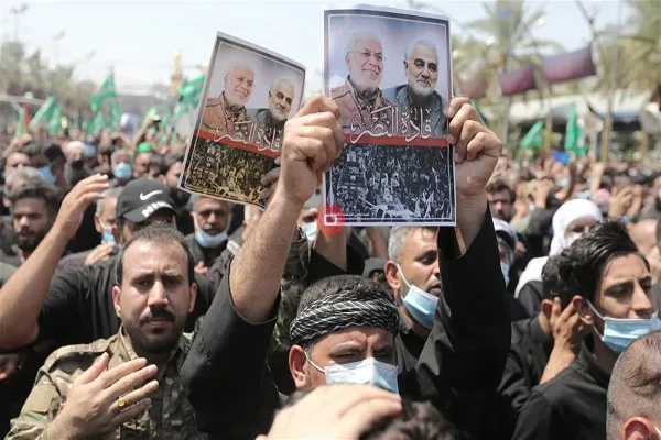 پوستر حاج قاسم سلیمانی در مراسم «رکضة طویریج» کربلا