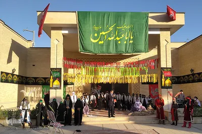 اهتزاز پرچم متبرک به نام امام حسین (ع) در بین الحرمین شیراز‎‎‎‎