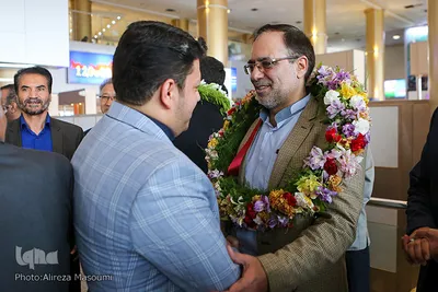 مراسم استقبال از مختار دهقان نفر دوم مسابقات بین اللملی قرائت قرآن کریم در مالزی با حضور جمعی از اساتید قرآنی عصر امروز 23 اردیبهشت ماه در فرودگاه شهید هاشمی نژاد مشهد برگزار شد .