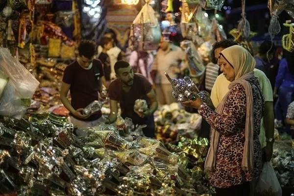 Au seuil du Ramadan la demande des lanternes monte en Egypte