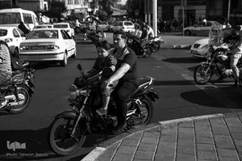 هر فرد می‌تواند ناقل بدون علامت کووید-۱۹ باشد، مرکز کنترل و پیشگیری از بیماری‌ها (CDC) توصیه می‌کند همهٔ افراد بالای دو سال در مکان‌های عمومی از ماسک‌ صورت استفاده و فاصله‌گذاری اجتماعی را رعایت کنند.

