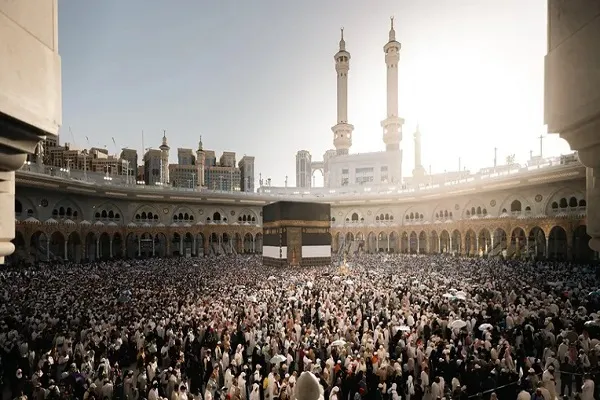 الحجاج المتعجلون يؤدون طواف الوداع في المسجد الحرام