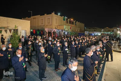 لاله گردانی خدام حرم شاهچراغ (ع) در شب اربعین حسینی
