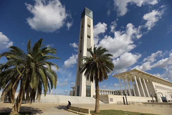 Muhteşem tasarımdan yerli mimarisiyle Afrika'daki en büyük camii