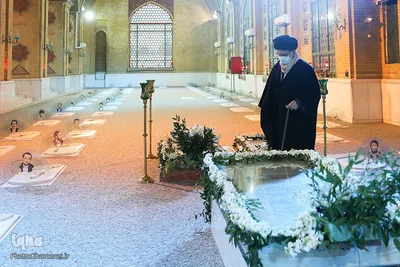 حضور رهبر فرزانه انقلاب در مرقد مطهر امام راحل و گلزار شهدای بهشت زهرا