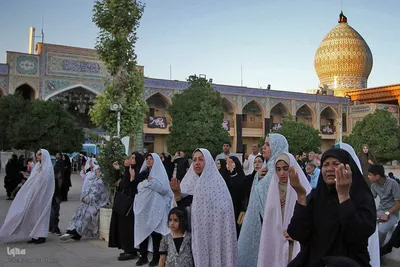 آیین تعویض پرچم گنبد حرم مطهر حضرت شاهچراغ (ع)