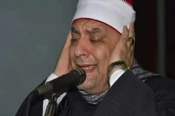 الشيخ محمود الطوخي يهدي إذاعة القرآن بالكويت المصحف المرتل