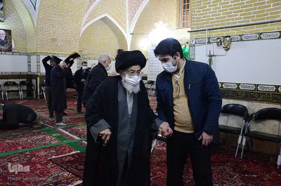قبل از شروع نماز جماعت مردم در مورد مشکلات خود با پدر معنوی شان مشورت می کنند