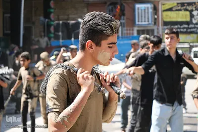 آیین «گل‌مالی» صبح عاشورا در فولادشهر اصفهان