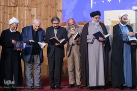 مراسم رونمایی از مجموعه دوازده جلدی گام به گام با امام 
