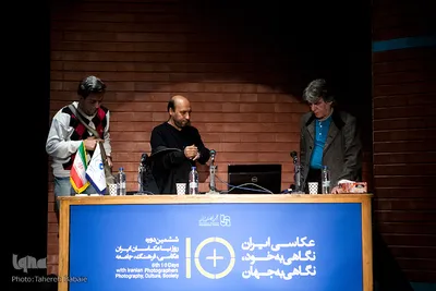 نشست عکاسی خبری، نگاهی به ایران، نگاهی به جهان با حضور مجید رضاییان، عباس کوثری و علیرضا بهرامی در خانه هنرمندان ایران برگزار شد.
