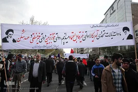 راهپیمایی یوم الله ۱۳آبان در مقابل لانه جاسوسی آمریکا