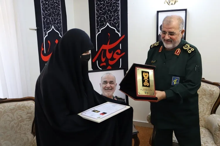 اعطای درجه سپهبدی شهید حسین سلامی به خانواده وی