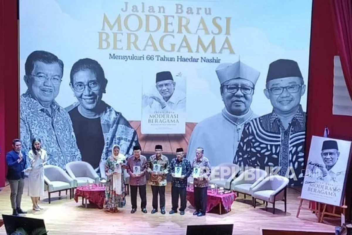Haedar Nashir Dapat Hadiah Buku Jalan Baru Moderasi Beragama