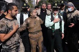 آیین «گل‌مالی» هیات عشاق العباس لرستانی‌های مقیم تهران در عاشورای حسینی
