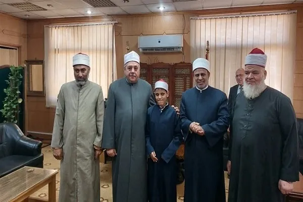 مصر: رئيس قطاع المعاهد الأزهرية يكرم خمسة طلاب من ذوي البصائر