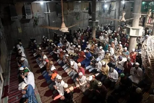 Sihlerin ibadet yerinde Cuma namazı kılmasına izin verildi