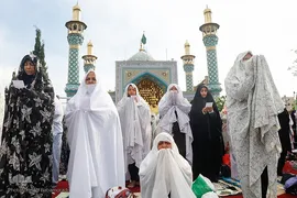 نماز عید سعید فطر در امام‌زاده پنج‌تن لویزان