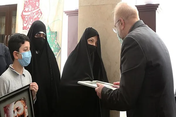 تجلیل رئیس مجلس از خانواده شهید امر به معروف «محمد محمدی»