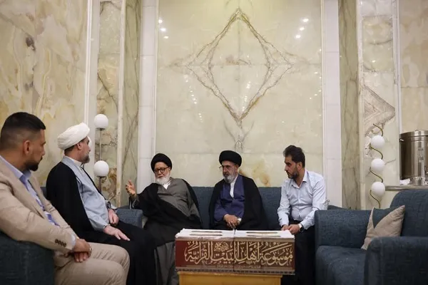 إهداء نسخة من موسوعة أهل البيت (ع) إلى معتمد السيد السيستاني في أوروبا
