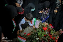 تشییع شهید گمنام با حضور دانش‌آموزان در اهواز