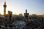 اهتزاز پرچم عزای حسینی بر فراز گنبد حرم رضوی
