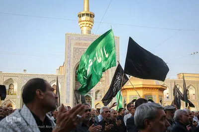 تعویض پرچم گنبد حرم مطهر رضوی در آغاز ماه محرم‎