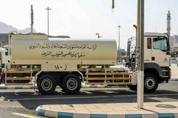 400 na mga Tolenada ng Tubig Zamzam Dinadala mula Mekka papuntang Medina Araw-araw sa Panahon ng Hajj