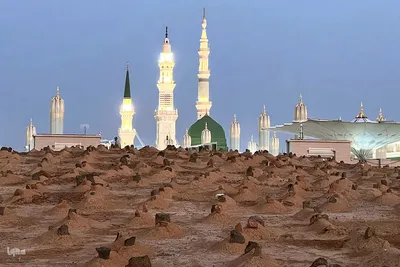 در آستان بقیع