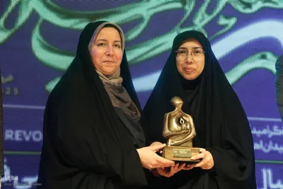 سمت راست طاهره کوهکن از بخش روایت به عنوان چهره برتر سال هنر انقلاب اسلامی استان فارس