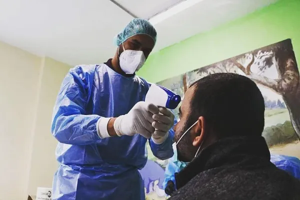 Policía israelí cierra clínica palestina de COVID-19 en Jerusalén ocupada