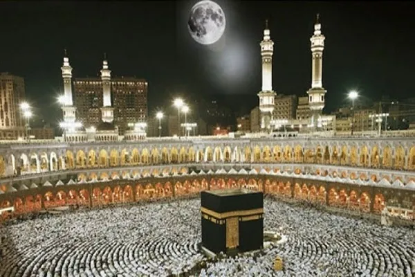 قرص ماه، عمود بر فراز کعبه + عکس