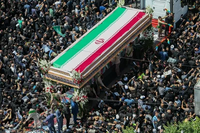 Millionen Menschen bei Trauerfeier für Märtyrer Ayatollah Raisi und seine Gefährte