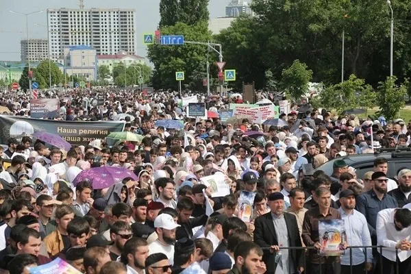 عشرات آلاف الشيشان ينظمون مسيرة مندّدة بحرق القرآن + فیديو