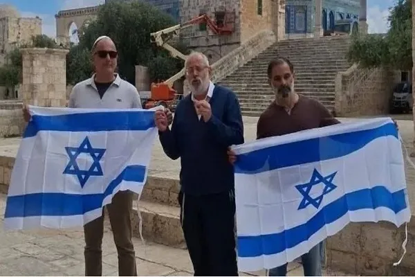 شهرک‌نشینان در جریان یورش به مسجدالاقصی پرچم اسرائیل را برافراشتند