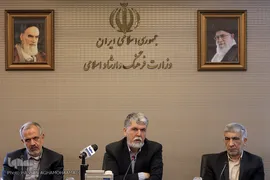 عبدالهادی فقهی زاده، سید عباس صالحی و احمد مسجد جامعی در نشست شورای سیاست‌گذاری پانزدهمین دوره همایش بانوان قرآن‌پژوه