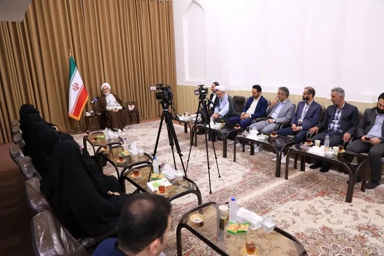 دانش‌آموزان را به کتابخوانی تشویق کنید