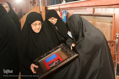 تقدیر از همسر مرحوم حجت الاسلام و المسلمین شفیعی در آیین افتتاحیه سیزدهمین جشنواره عمار 