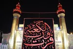پرچم عزای «فُزْتُ وَ رَبِّ الْکَعْبَه» برفراز ایوان نجف برافراشته شد + عکس و فیلم