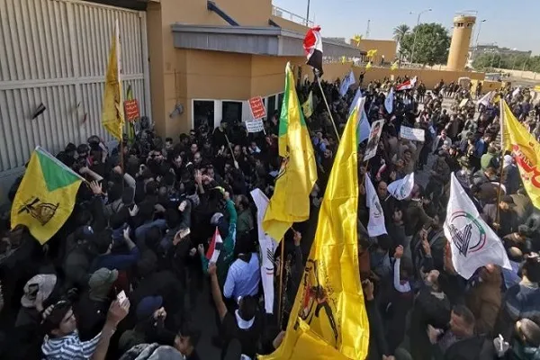 الحشد الشعبي يدعو الجماهير المتواجدة أمام السفارة الأميركية إلى الانسحاب