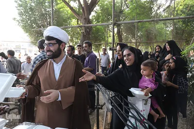 توزیع بسته‌های غذایی طرح «ضیافت علوی» در اهواز 