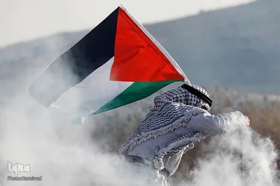 اهتزاز پرچم فلسطین در راهپیمایی روز پرچم شهرک نشینان صهیونیست در بیت المقدس